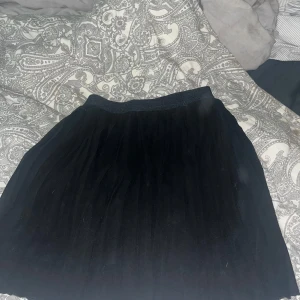 NAKD KJOL - Svart kjol ifrån nakd. Använd fåtal gånger och väldigt fin och skön. På mig är den lite tajt i midjan men annars väldigt fin. Betalning sker via swish ❤️