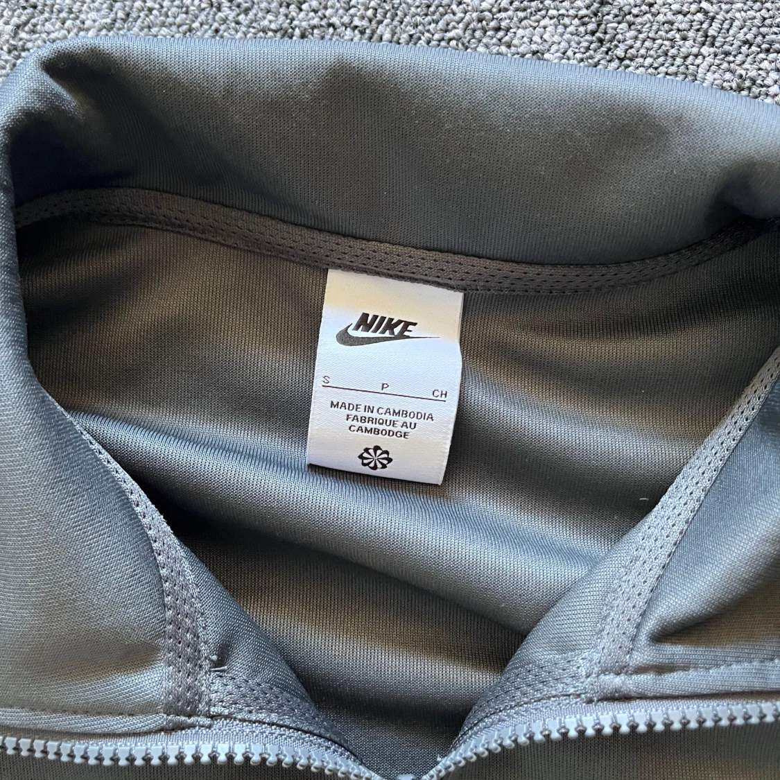 Grå träningsjacka från Nike - 90