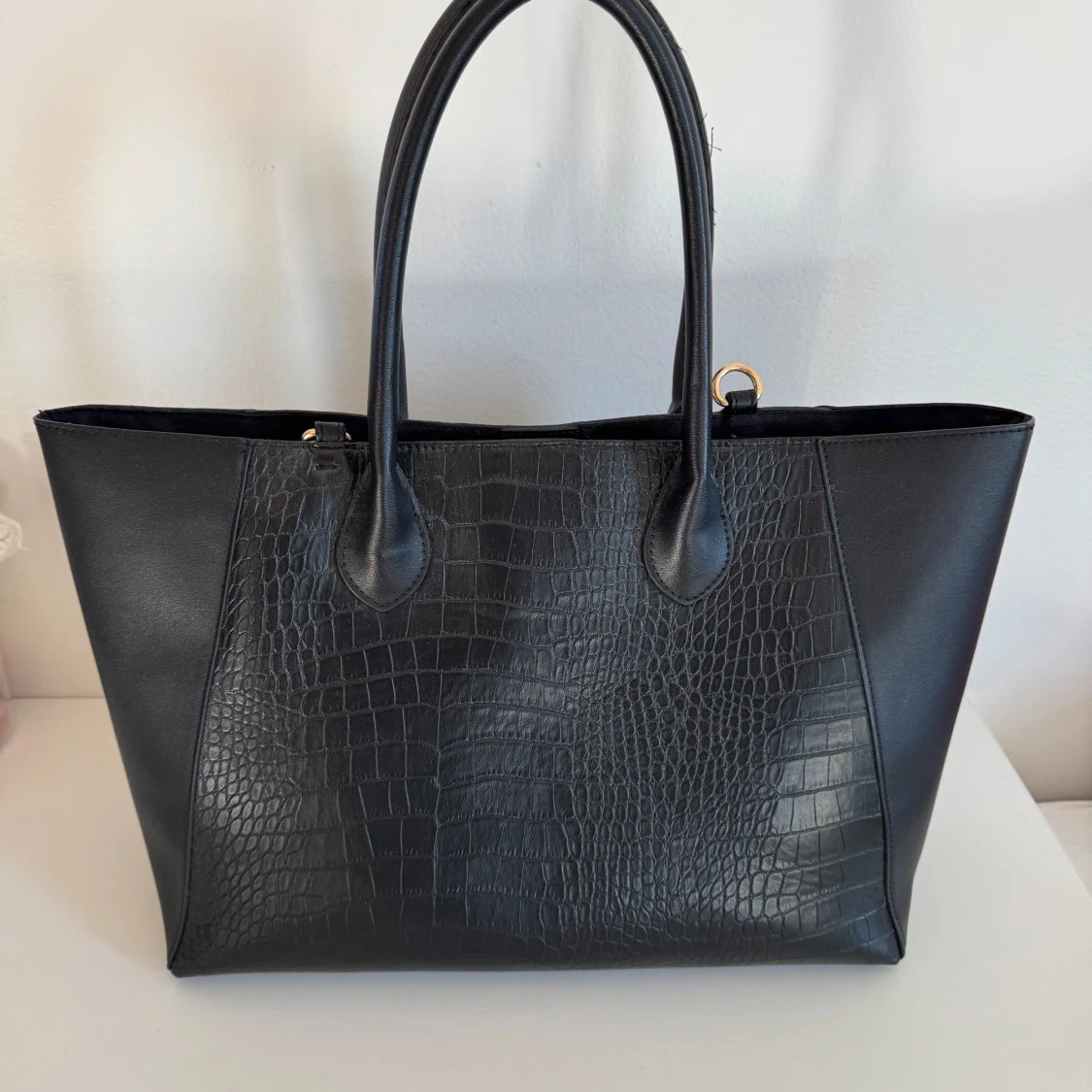 Svart axelväska med krokodilmönster