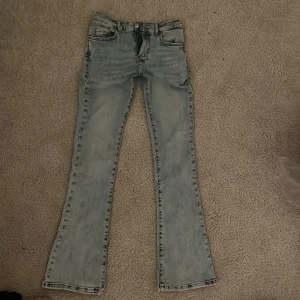 Low waist/ lågmidjade jeans  - Från Bikbok. Nypris 699. 