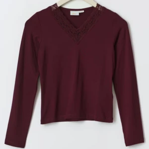 Tröja - Fin tröja med spets. Ändast provad men tyvärr kan ej lämna tbx för rev av lappen. 