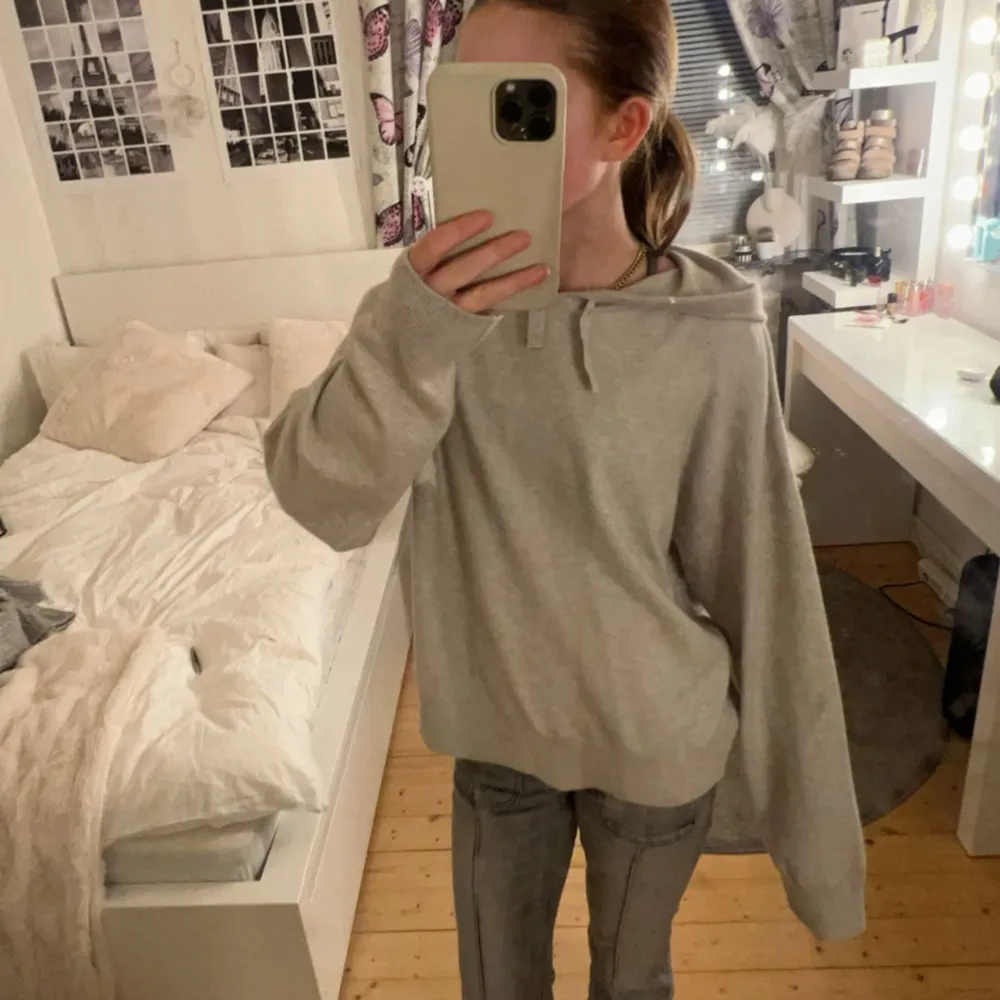 Snygg helt oanvänd hoodie med stjärnor på, jätteskön och jättemysig. Från gina Young . Hoodies.