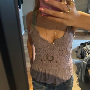 spetstopp med smock - jättefin topp i spets  jag har själv klippt toppen till önskad längd  köpt i usa