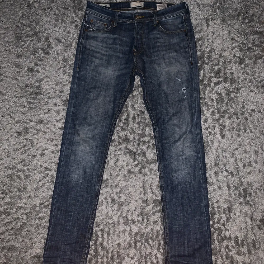 Hej, nu säljer vi ett par slim fit jeans från jack n Jones i väldigt bra skick för endast 399. Hör av er vid fler frågor eller funderingar. Priset kan diskuteras vid snabb affär!💨. Jeans & Byxor.