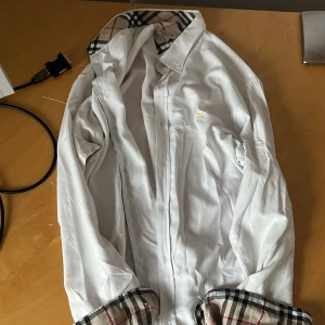 Burberry skjorta  - En helt ny burberry skjorta utan några defekter alls. Äkta, köpt från Plick men säljer pga fel storlek. Sitter som en M,L. 