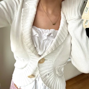 stickad kofta🥰🥰 - Säljer denhär supersöta o höstiga koftan som bara använts en gång! Köpte för typ en vecka sen men den e inte riktigt min stil så säljer nu 😙😙