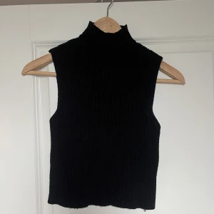 Ribbad topp från Zara - Ribbad topp med lite polo från Zara. Endast använd 2 ggr!