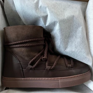 Inuikii skor  - Helt nya Inuikii skor, oanvända och i 10/10 skick. Inkluderar orginalpapper och box i perfekt skick✨💯 Perfekta skon för vintern, varma, sköna och supersnygga🤩 (Säljes för att fel storlek köptes) 