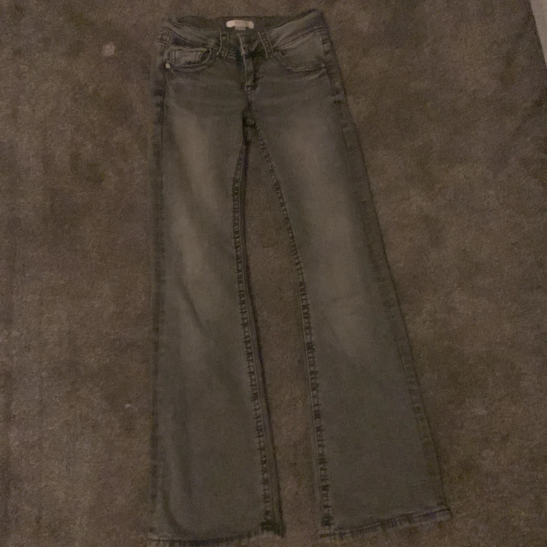Gråa jeans