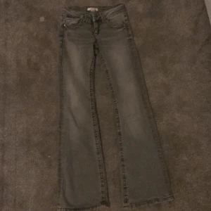 Gråa jeans - Säljer ett par gråa jeans ifrån Gina tricot. Inte använt så mycket. Säljer för 150kr. Storlek 146 de är i väldigt fint skick💖