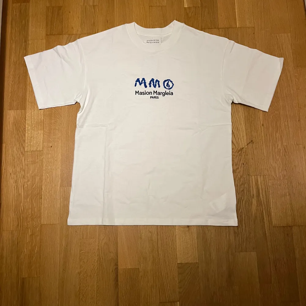 Säljer den här Maison Margiela T-shirten vit. Den är i storlek S men passar M. Den är perfekt skick. Passformen är ganska baggy. Passar bäst på 180-185. T-shirts.