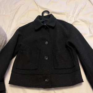 Svart kappa  - Säljer min svarta kappa som jag aldrig använt från lager 157