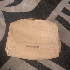Valentino väska - Säljer valentino väskan som man kan ta av banden på. Har dock ingen bild på banden. Har inget äkthetsbevis eller väska till väskan därav priset. 