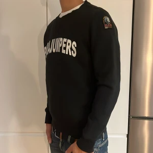 Parajumpers sweatshirt  - Nyskick, använd ett fåtal gånger. Storlek L men barn storlek. Sitter som en S-M. Nypris 1700, mitt pris 1100, kan gå ner vid en snabb affär🙏🏻