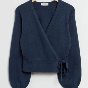 omlott kofta - säljer den här super fina omlott koftan från other stories då den inte andvänds. den är helt oanvänd och har prislapp kvar! köpt för 490kr där av priset☺️💖