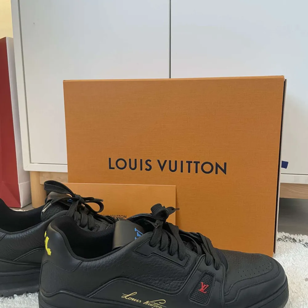 Brand new louis vuitton sneakers, comes with receipt. These shoes are maybe the best shoes ive ever worn, they are very comfy shoes.. Skor.