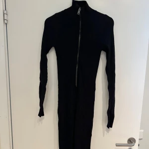 Jumpsuit  - En snygg jumpsuit som går ner till fötterna. Perfekt till hösten. 