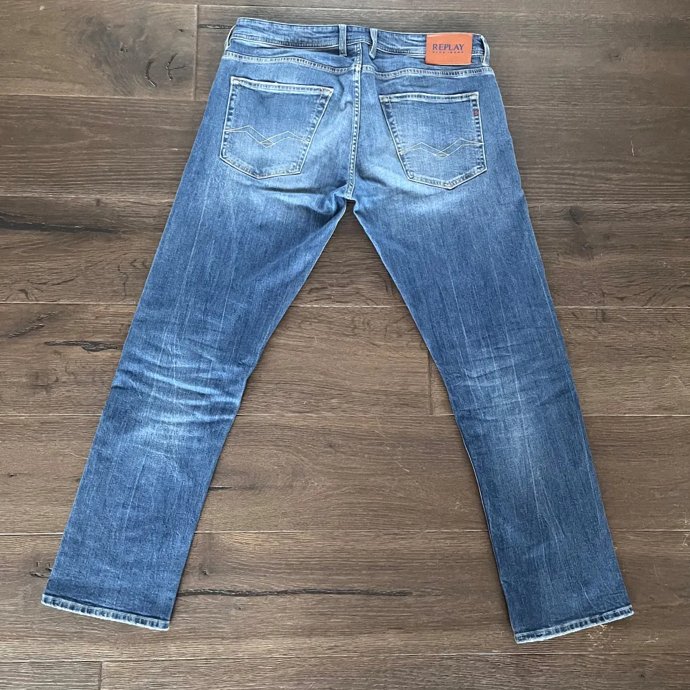 Replay jeans med lite slitningar på fickorna  Passform: lite bredare än slim fit Storlek: W36 L32 Nypris: 1200kr Vårt pris: 450kr Skick:10/10 Färg: blå  Kontakta vid minsta fundering . Jeans & Byxor.