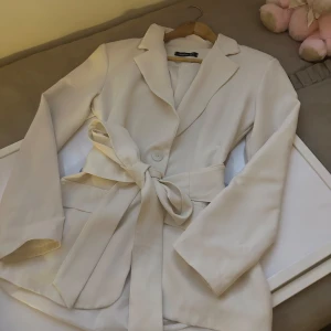 Vit kavaj - Vit kavaj som jag använt endast 2-3 gånger