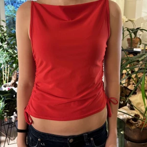Röd topp - As snygg röd topp, aldrig använd! Går att justera längden på sidorna❤️ pris går att diskutera