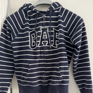 GAP Kofta - säljer den här super fina koftan från märket Gap i storlek S💙otroligt bea skick och knappt använd!