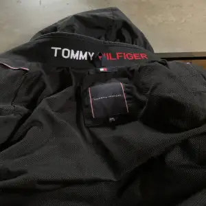 Tommy Hilfiger jacka storlek S