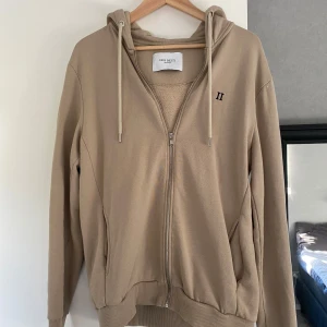 Les deux Zip hoodie - Säljer min Les Deux hoodie nu, eftersom att jag har tröttnat på tröjan. Använd cirka 3 gånger. Pris kan diskuteras.