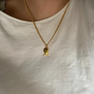 Guldhalsband från Maria Nilsdotter - Säljer ett guldhalsband från Maria Nilsdotter och kommer i originalförpackning. Längden på kedjan är 45💕