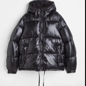 H&m glansig puffer jacka  - Storlek S. Mycket fint skick 💖 Köpt från H&m, förra vintern ❄️