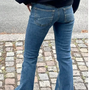 Jeans - Lågmidjade bootcut jeans från junkyard i en mörkblå färg. Jag är 168cm för referens, nästan oanvända. Köpta för typ 600-700