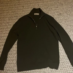 1/4 zip grön - Säljer denna gröna 1/4 zip från the pull. Använd 3 gånger men säljer den då den ej har kommit till så mycket användning. Skick:9/10. 
