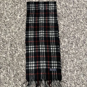 Svart Burburry scarf - Skick: 9/10, inga defekter | nypris: ≈ 5000kr | mitt pris: 1199kr | vid frågor är det bara att kontakta oss!