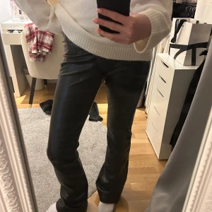 Svarta skinnbyxor - Snygga svarta skinnbyxor som inte längre kommer till användning. Knappt använda, så i bra skick. Passar bra i längden på mig, är 173cm. Passar S/M då de är stretchiga. 84cm i innerbenslängd.