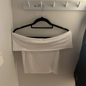 Vit offshoulder topp  - Säljer en vit offshoulder topp från Gina Tricot. 
