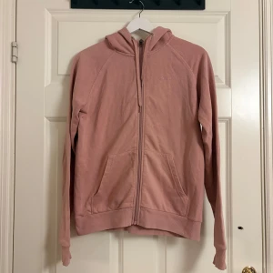 Hoodie från PeakPerformans - En rosa super mysig hoodie med dragkedja från PeakPerformans i strl M. 💞kan köpas tillsammans med matchande mjukisbyxor! 
