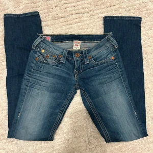 True Religion Jeans - Säljer dessa true religion straight/bootcut lågmidjade jeansen med innerben 86 cm och midjemått ca 75 cm (storlek 25)🫰De är i sjukt bra skick därav de högre priset, tveka inte med att kontakta för frågor!!