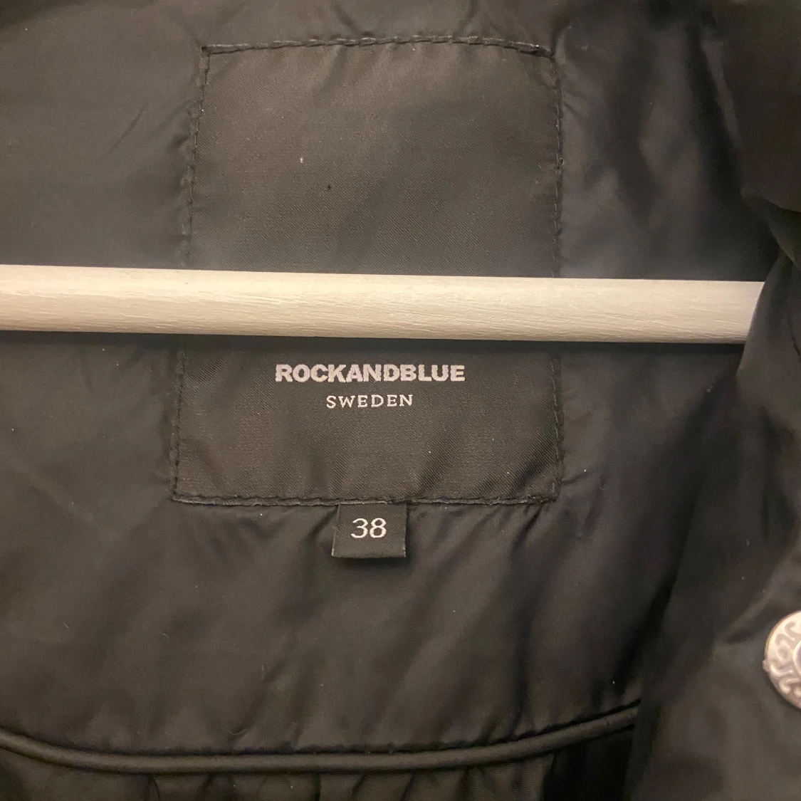 ROCKANDBLUE svart dunjacka med fuskpäls - 92