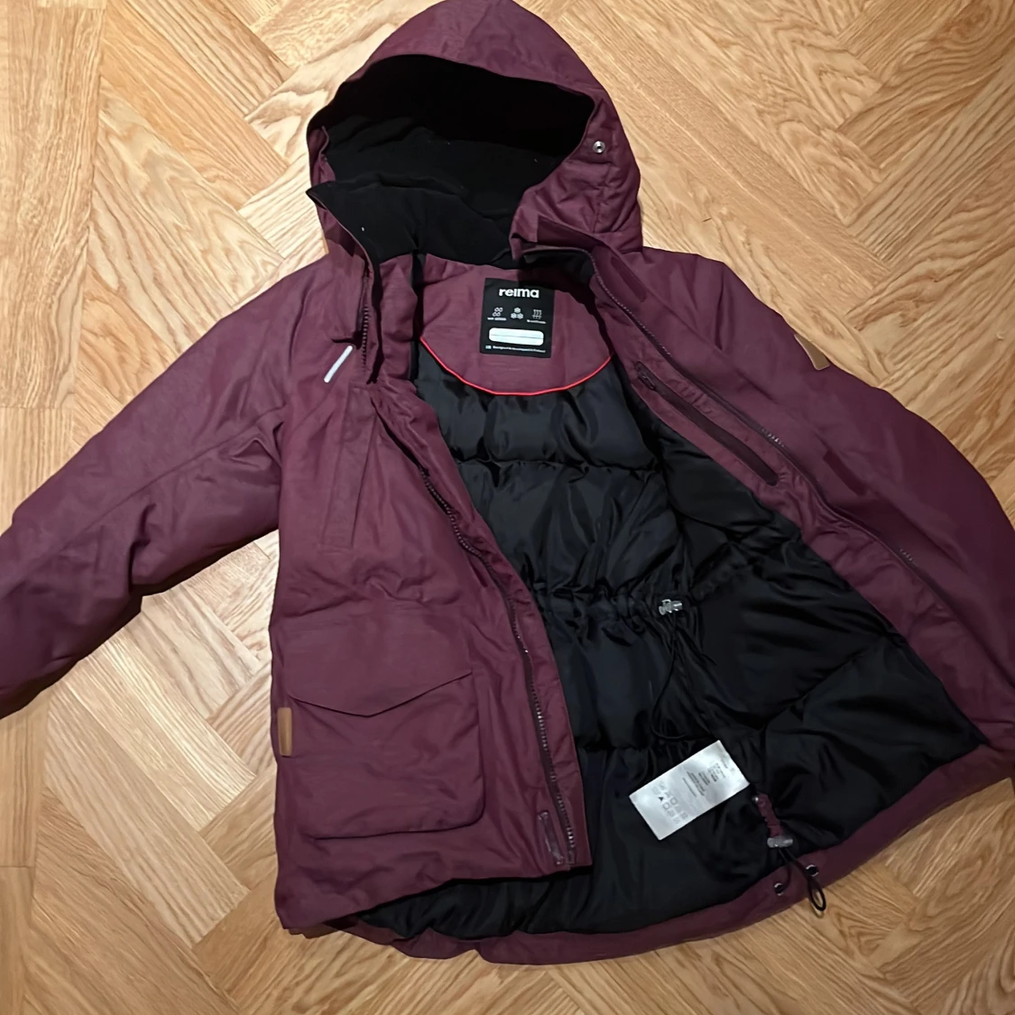 Vinröd vattentät dunparkas Serkkula från Reima 