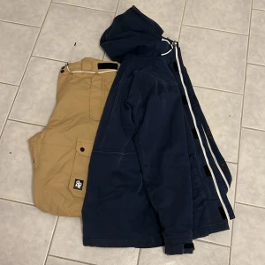 Dope skidställ - Säljer mitt gamla skidställ i storlek M. Jackan är använd en del men byxorna är nästan oanvända. Köptes för många år sedan nu men det är fortfarande i gott skick. Jackan är lite oversize i modellen. Kanten på jackärmarna är lite skavda, det är den skadan jag vet om finns, inget som stör. Hör av dig om du har frågor eller vill ha fler bilder