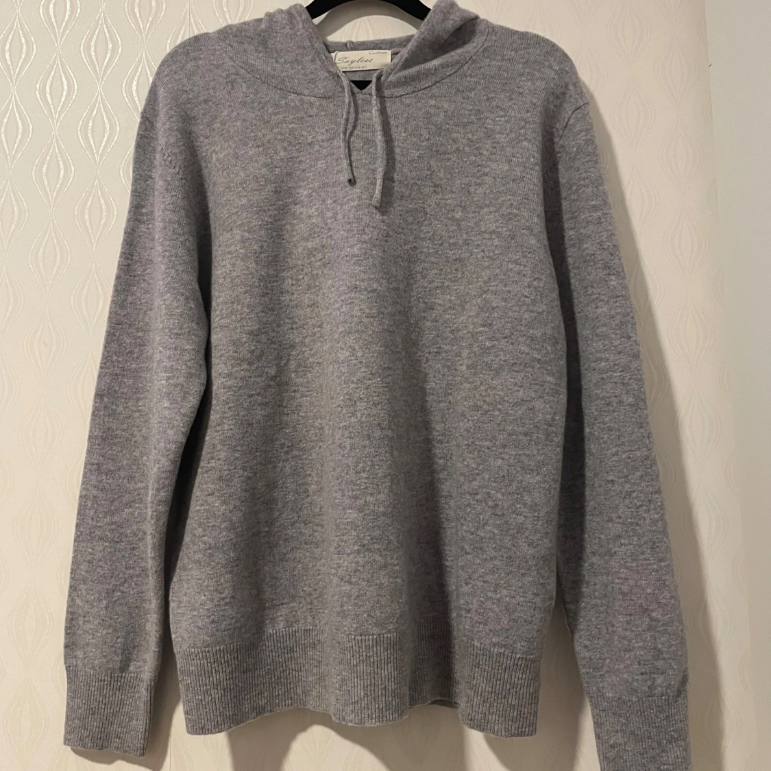 Grå kashmir hoodie från Sayless