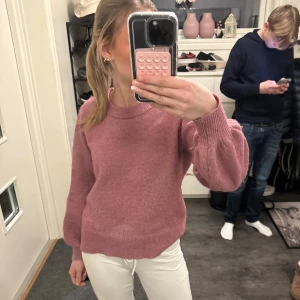 Lila rosa tröja från Soyaconcept - Mysig lila rosa tröja från Soyaconcept med rund hals och långa ärmar. Perfekt för kyligare dagar med sin mjuka och bekväma passform.