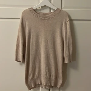 Beige tröja från lager 157 - Säljer en stilren beige tröja från lager 157 i storlek XS. Tröjan har trekvartsärmar och en ribbad rund halsringning. Endast använd en gång.