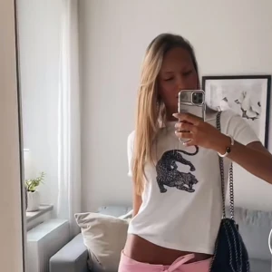 Vit t-shirt med leopardtryck - Snygg vit t-shirt med ett stort leopardtryck på framsidan. Aldrig använd så den är i jättebra skick💕Nypris är 390kr🐆Storleken är S men skulle mer säga att den sitter som en XS.
