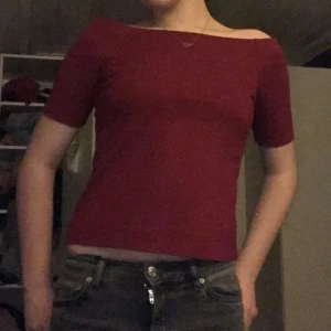Vinröd offshoulder topp - Snygg vinröd offshoulder top. Sällan använd, så jag skulle säga att den är i bra skick! 💕