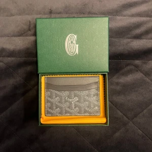 Goyard plånbok - Svin snygg och stilren plånbok från Goyard säljer då jag fick en en annan plånbok i julklapp. Skick 9/10 inga defekter mycket väl omhändertagen. Bara att hojta till vid minsta lilla fråga eller om du vill ha mer bilder. KOM MED BUD!