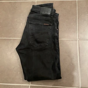 Nudie jeans - Säljer ett par coola svarta Nudie jeans som är i mycket bra skick i storlek W30, L30. Tveka inte att höra av er vid frågor!🤩