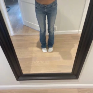 Vintage Wrangler jeans - Wrangler Jeans. Köpta second hand men var tyvärr lite för stora. Jag är 167 cm som referens. Jeansen är i bra skick men är slitage nere vid benen, se bild. Skriv för fler frågor eller bilder.❤️