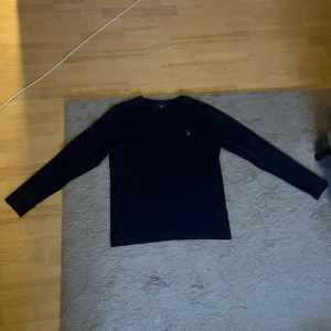 Gant tröja - Säljer nu denna gant tröja(crewneck) då den aldrig används, riktigt bra skick då den endast använts 2-3 gånger, Storlek M, beställd för 700. obs tröjan är mörkblå.