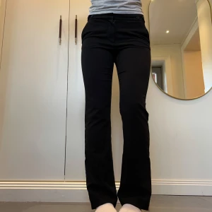 Svarta lågmidjade bootcut kostymbyxor  - Svarta low/midwaist kostymbyxor från H&M i storlek 36. Fint skick. Tvärs över midjan är det ca 36 cm och innerbenslängden är 80 cm. Jag har sytt in dem lite längst ner men det går lätt att sprätta upp om man vill ha dem bredare/ mer bootcut (sista bilden).
