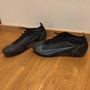 Nike mercurial vapor 14 elite AG  - Nästan helt oanvända, bara nån träning. 9/10 skick. Nypris cirka 2800. Storlek 44,5, konstgräsdubbar. PRIS KAN DISKUTERAS 